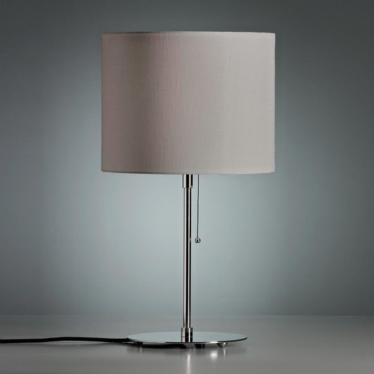 Bordslampa med grå lampskärm i linne