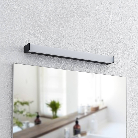 Lindby Ulisan LED-badrumsvägglampa, kantig 58,8 cm