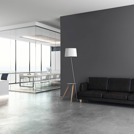 Aluminor Trio golvlampa med hyllor och USB