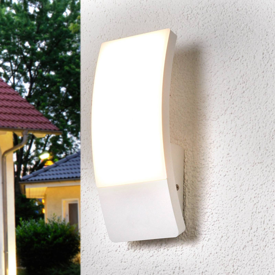 Den vita LED-utomhusvägglampan Siara i välvd form
