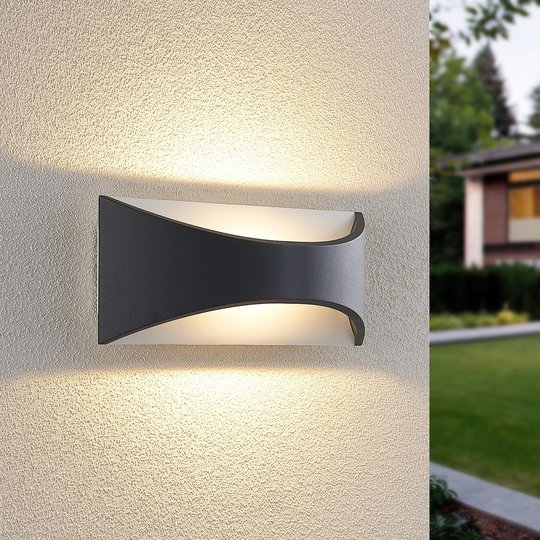 Lindby Mathea LED-utomhusvägglampa, längd 30 cm