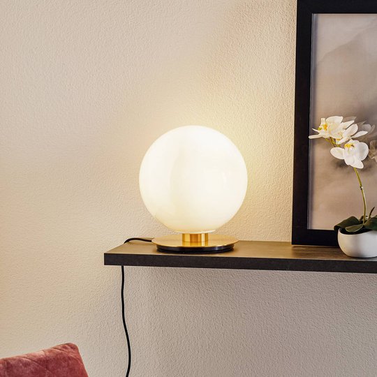 Menu TR Bulb bordslampa 22 cm mässing/opal glans