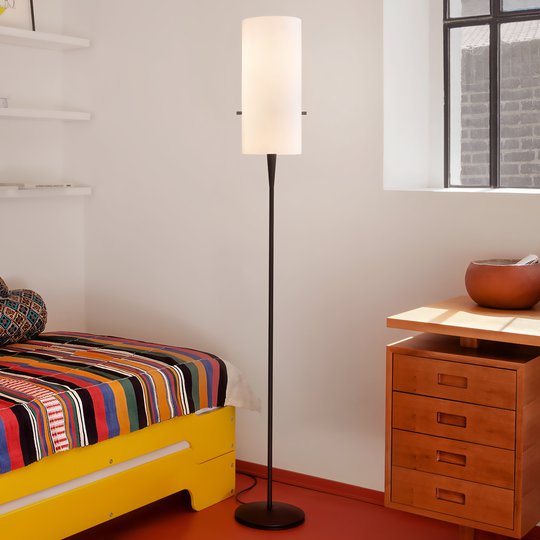 Smal designergolvlampa Club med chintzskärm