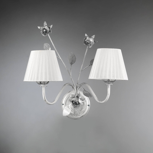 Vägglampa Rose med två vita, veckade skärmar