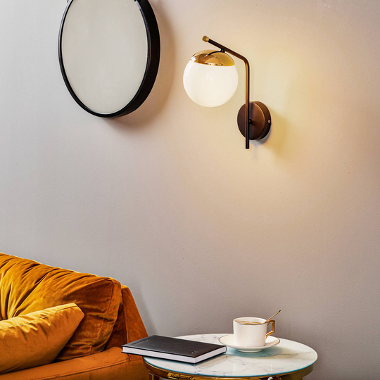 Vägglampa Carina, opalglas, svart/guld