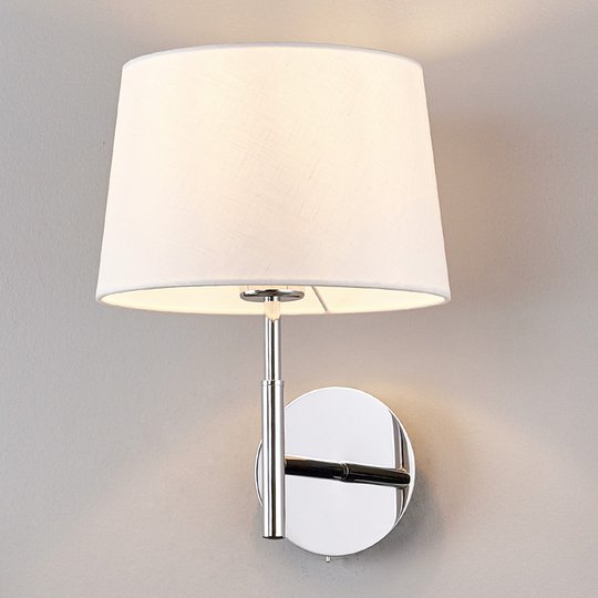 Snygg vägglampa Dorothea med vit tygskärm