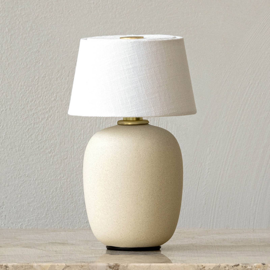 Menu Torso LED-bordslampa med batteri, sand