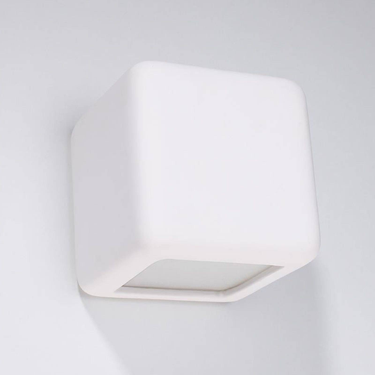 Vägglampa topo up/down av keramik i kubform