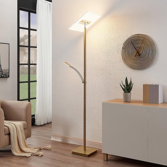 Lucande LED-uplight-golvlampa Joveline, mässing