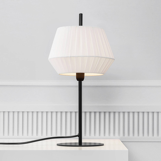 Bordslampa Dicte, handbunden skärm, vit