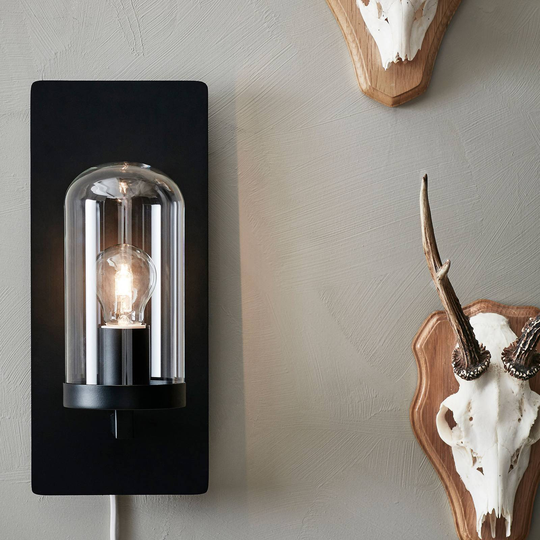 Vägglampa Barnaby med kabel och kontakt