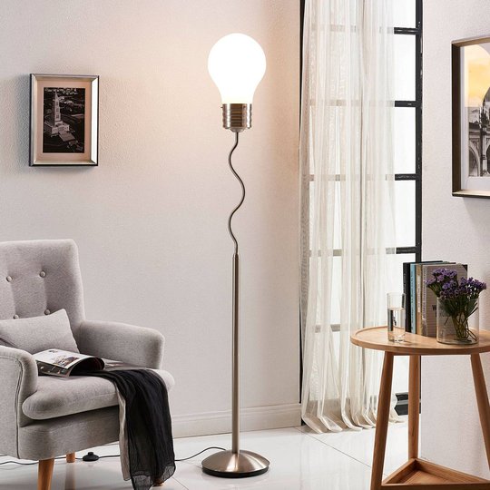 Iögonfallande golvlampa Bado