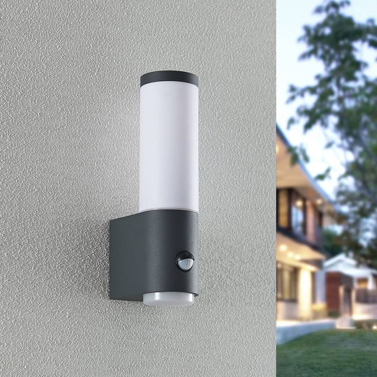 Lindby Okari utomhusvägglampa med sensor, rak