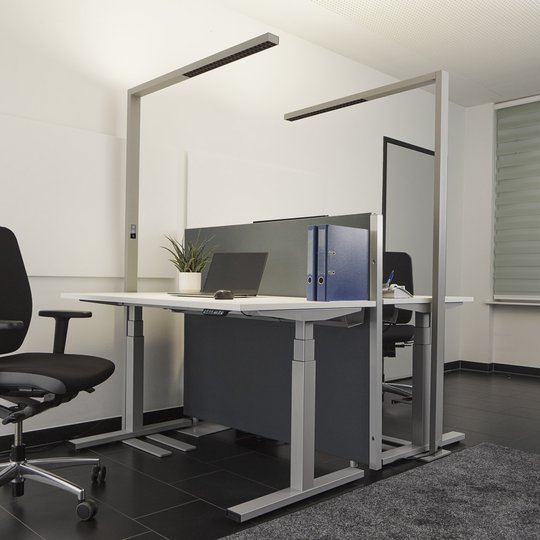 Kontors-LED-golvlampa Jolinda med dimmer, silver