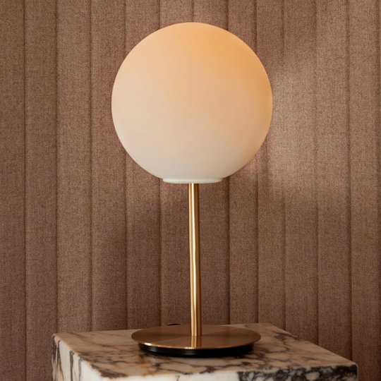 Menu TR Bulb DTW bordslampa 41 cm mässing matt