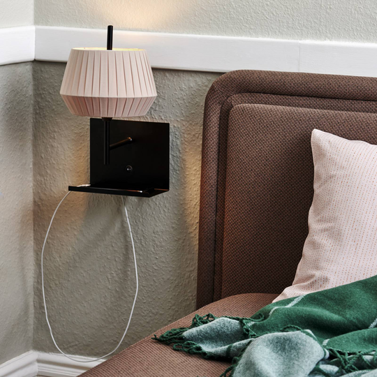 Vägglampa Dicte, USB-anslutning, hylla, bärnsten