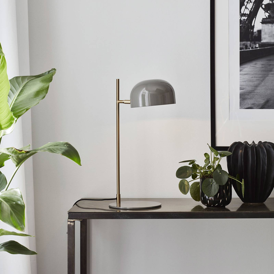Bordslampa Pose, grå/mässing