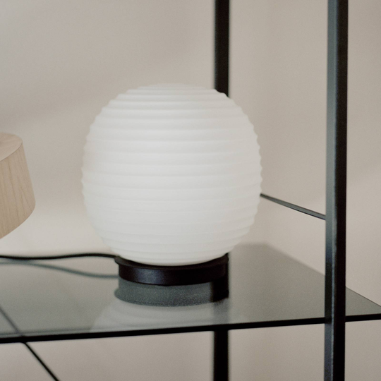New Works Lantern Globe Small bordslampa, Ø 20 cm