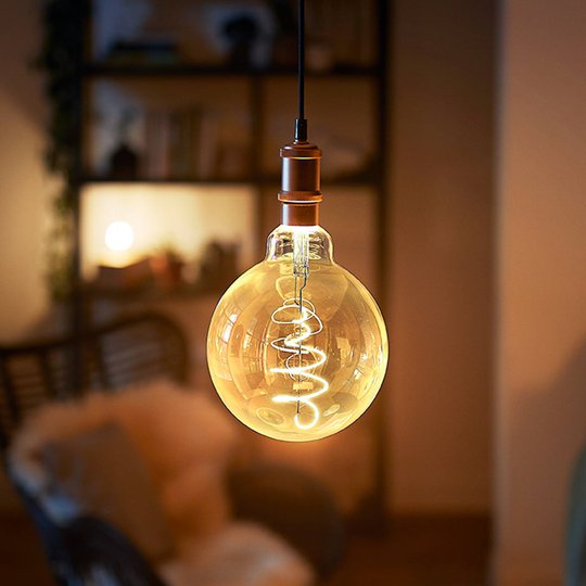 Philips LED-globlampa E27 G95 5,5W 2000K guld