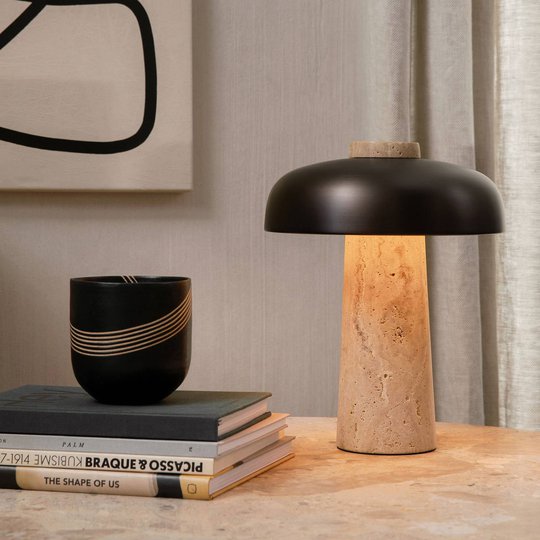 Menu Reverse LED-bordslampa med travertinfot