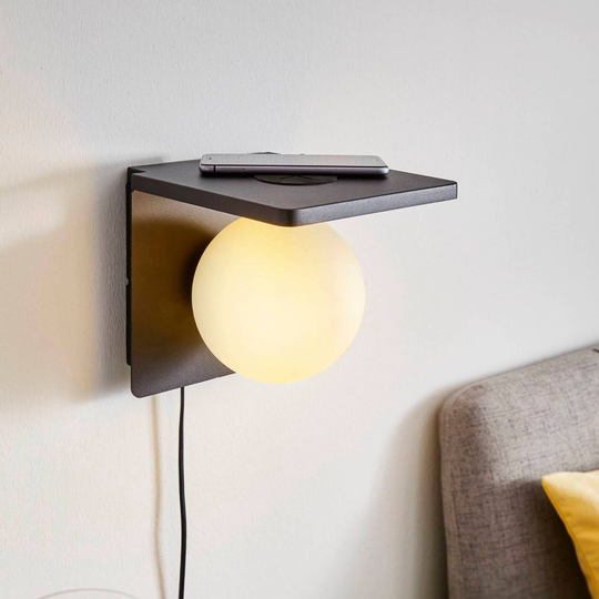 Vägglampa Ciglie med QI-laddningsfunktion