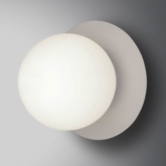 Vägglampa Minerva K1 med vit metallkant
