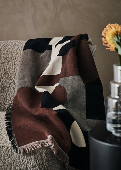 LIA Throw - Red Jacquar