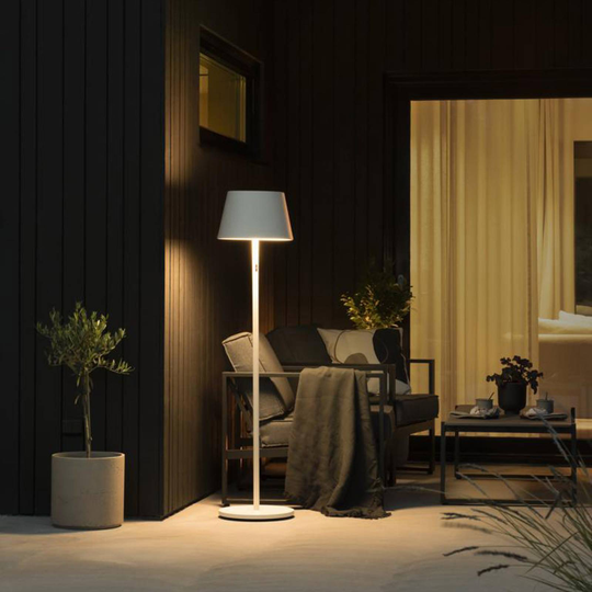 LED-golvlampa Pomezia kan monteras på 3 höjder USB
