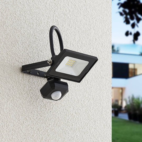 Lindby Aine LED-utomhusspot svart 14,5 cm sensor