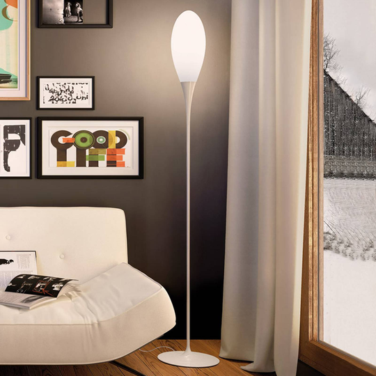 Golvlampa Spillo i återhållsam design