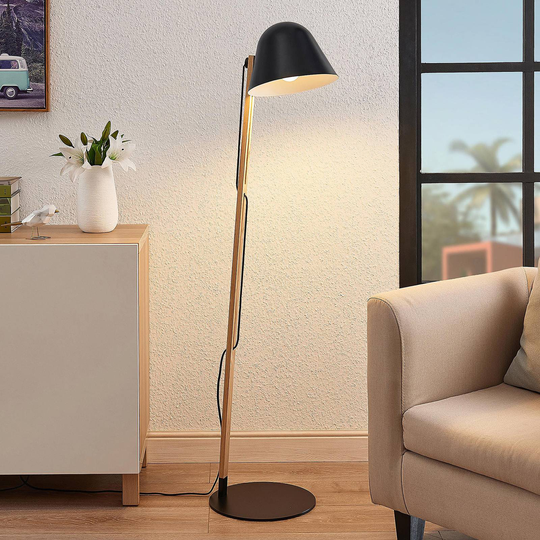 Lindby Tetja golvlampa med trästav, svart