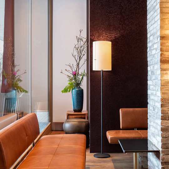 serien.lighting Club L LED-golvlampa, svart