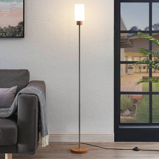 Lindby Nicus golvlampa i trä med glasskärm