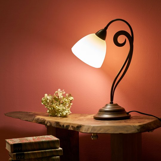 Luca - vacker bordslampa i bondgårdsstil