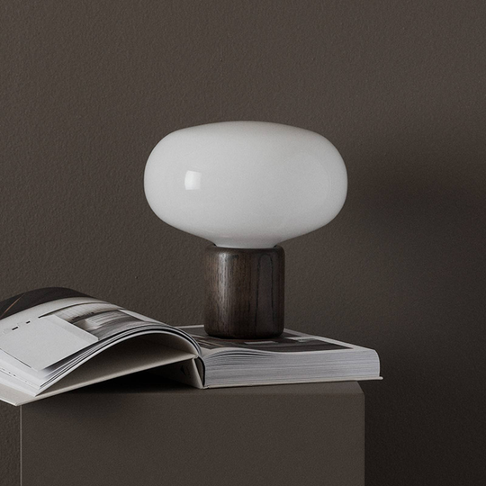 New Works Karl-Johan bordslampa, ek/opalglas