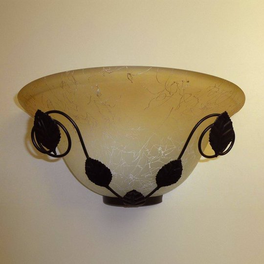 Brun vägglampa Provence med blommig dekor