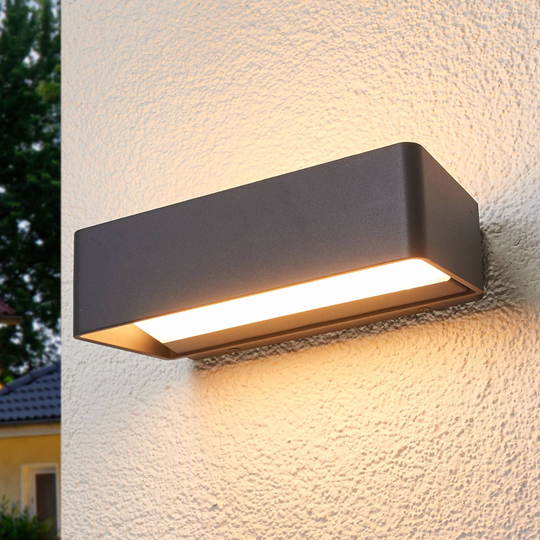Logan - enkel LED-vägglampa för utebruk IP65