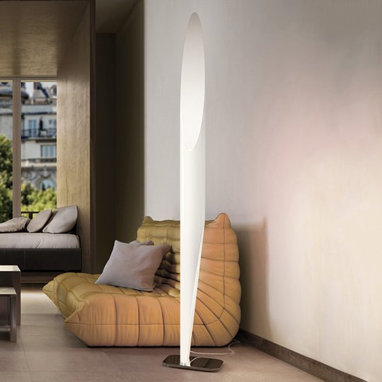 Intrycksfull golvlampa Shakti, vit