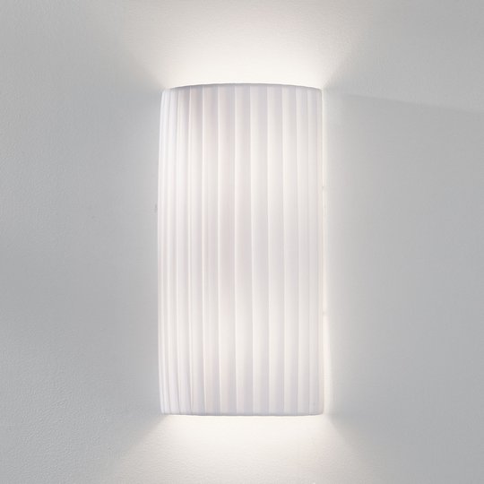 Mångfaldigt användbar vägglampa Lisa vit