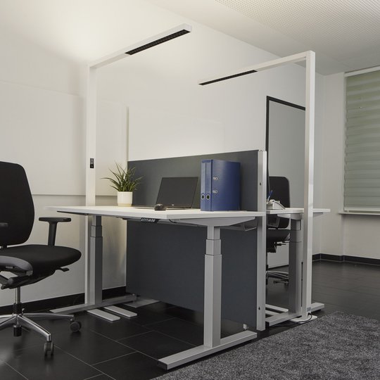Vit LED-kontors-golvlampa Jolinda, dimbar
