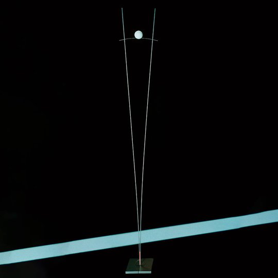 Graciös designgolvlampa Ilios, silver