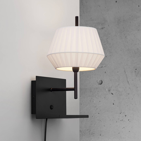 Vägglampa Dicte, USB-anslutning och hylla, vit