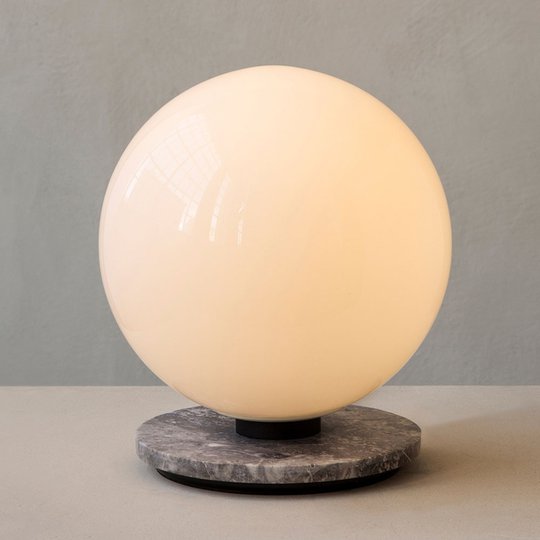 Menu TR Bulb DTW bordslampa 22 cm marmor glans