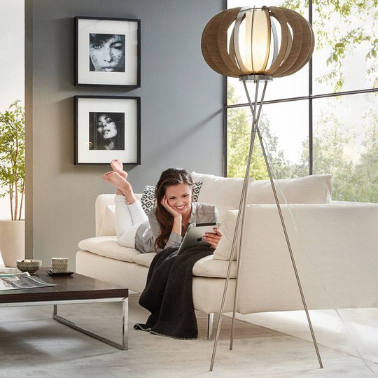 Effektfull golvlampa Stellato med trälameller