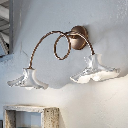 Smakfull vägglampa Eleonora, två ljuskällor