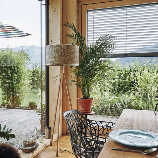 LeuchtNatur Ligno golvlampa ek, hö/kornblomma