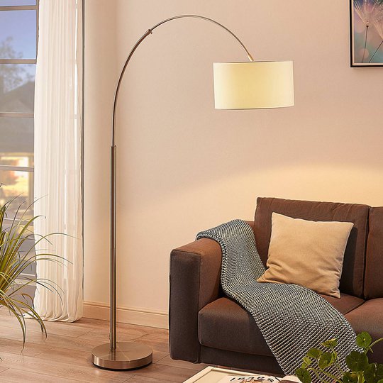 Bågformad golvlampa Railyn med krämvit tygskärm