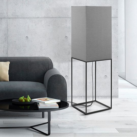 Golvlampa Flam - kantig design med grå skärm