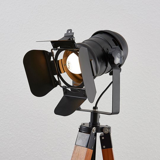 Golvlampa Hilma i trä med trebent stomme