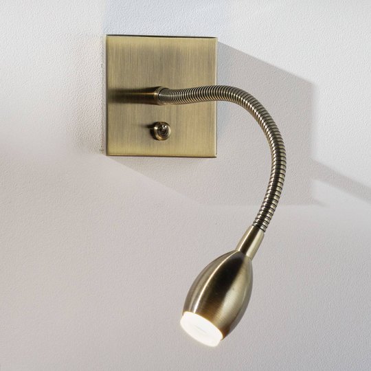Smala LED-vägglampan PILAR i mässing flexibel arm